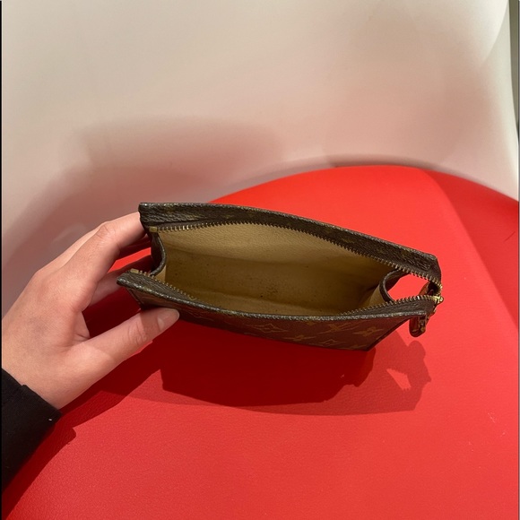 100% authentic Louis Vuitton Monogram Cosmetic Pouch 15 - Picture 6 of 6